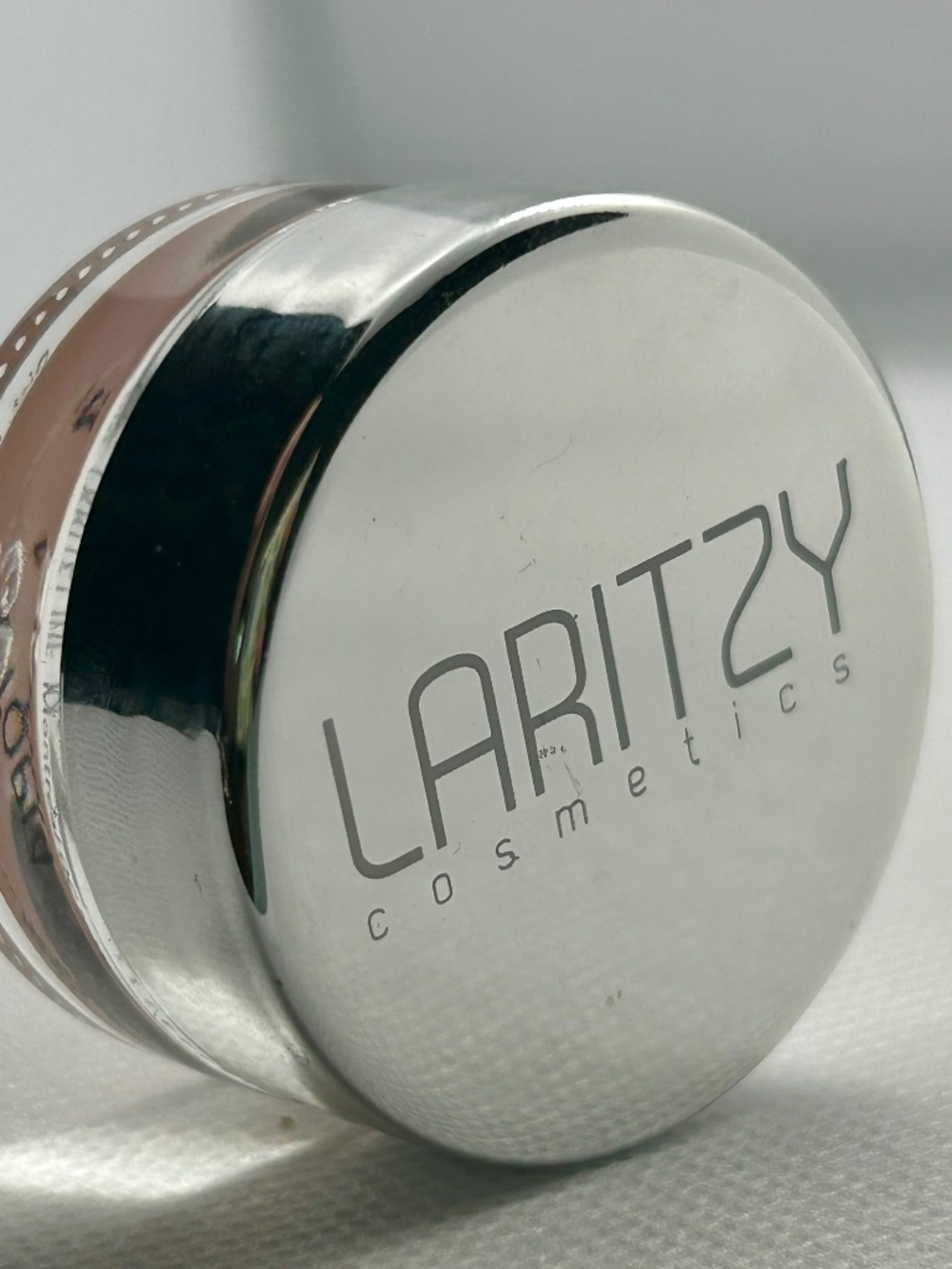 Laritzy Cosmetics Dew Pot Illuminator in Utopia